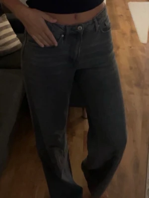 Mörkgrå baggy jeans - Säljer ett par mörkgrå jeans med rak passform och medelhög midja. Perfekta till en avslappnad och trendig look.