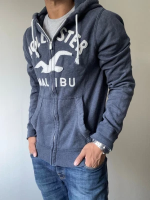 Vintage Hollister Zip Hoodie (auktions plagg live 19.00 idag!) - Riktigt snygg Hollister Zip hoodie | Mycket bra skick | Storlek M | Modell: 175cm, 69kg
