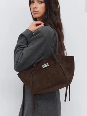 Gina väska i mocka - Säljer den här populära väskan från Gina som är slut överallt!! Skit snygg och perfekt storlek!😍aldrig använd utan lappen och allt sitter kvar som man ser på bilden!💞