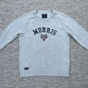 Stickad Morris tröja - Säljer nu denna riktigt snygga Morris tröja!👏 Skick: 9/10🌟 Storlek: M🤝 Hör gärna av er vid frågor eller funderingar!🤩