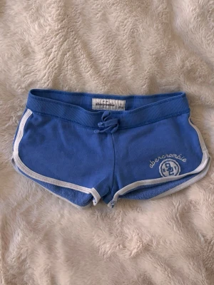 Vintage lågmidjade shorts Abercrombie  - Super laga blåa lågmidjade shorts från Abercrombie & fitch i stl xs 💘