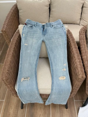 Hollister Lågmidjade ljusblå jeans  - Rakt över midjemått: ca 37cm. Innebenslängd: ca 80cm. Frakt 24h. Ingen bild på (för stora) 