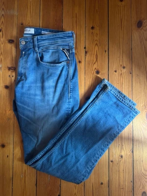 Blå jeans från Replay - Snygga blå jeans från Replay i modellen Rocco och storleken w30 l32. 
