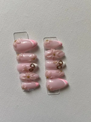 Rosa press-on naglar med 3D-blommor - Kokos naglar