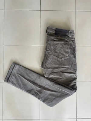 Jacob Cohen Jeans  - Sofistikerade manchesterbyxor från Jacob Cohen i en väldigt unik och framförallt snygg grå färg. Detta är jeans av hög kvalitet och som består av ett väldigt behagligt material. Längd - 106 cm och bredd - 45 cm. 
