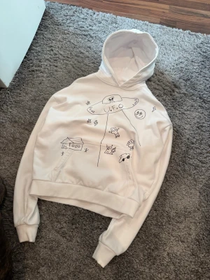 J Balvin hoodie  - Yo säljer denna officiella J Balvin hoodie som gjordes för albumet "Colores" (specifikt kopplat till singeln "Blanco") tröjan är helt ny och helt oanvänd.   Jag är förhandlingsbar.