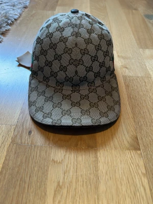 Äkta Gucci beige keps - Äkta NFC finns, den är använd men ff mycket bra skick XS