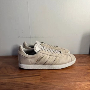 Adidas Gazelle sneakers  - Snygga beige Adidas Gazelle sneakers i mocka och i bra skick 