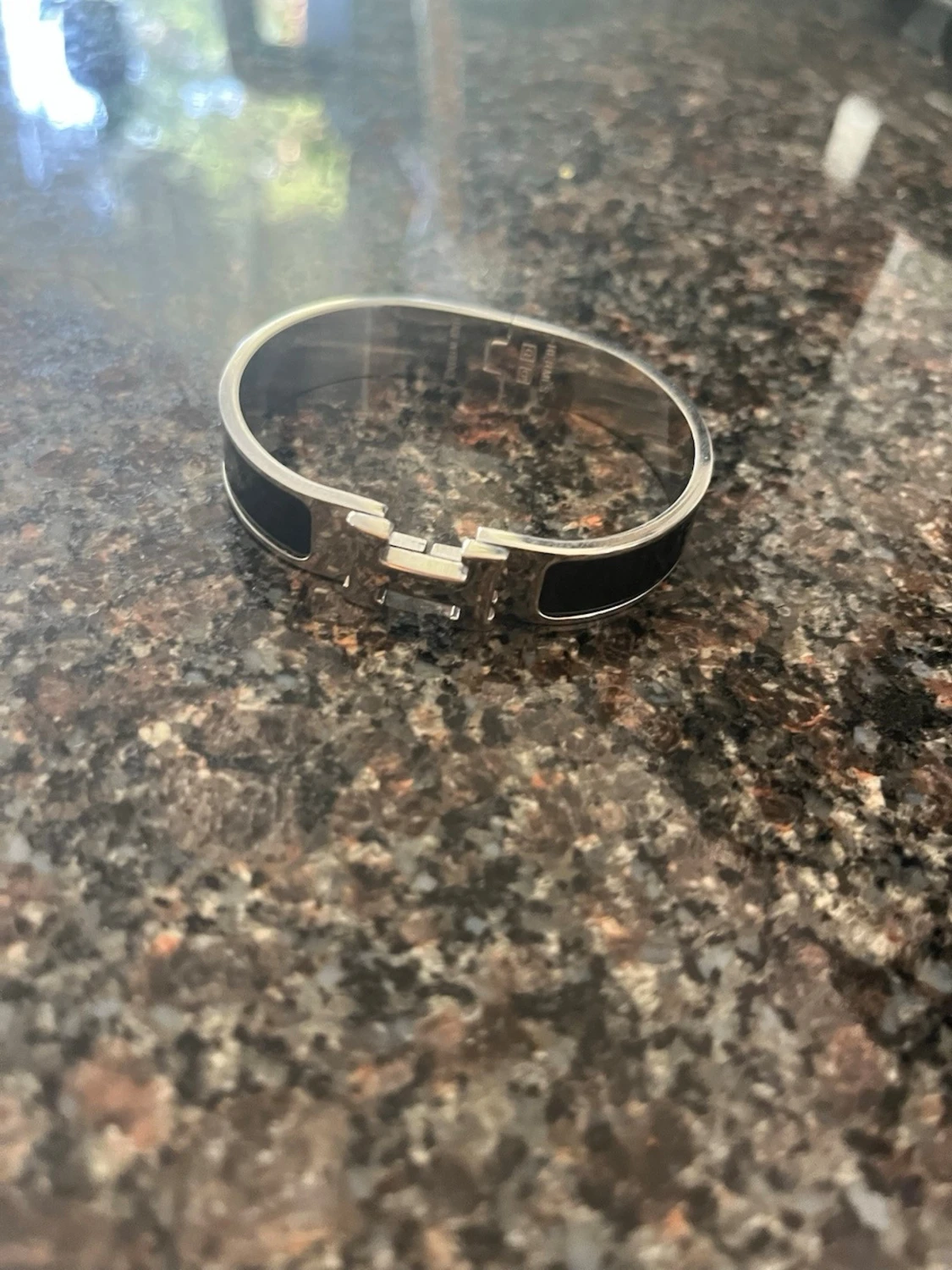 Silverfärgat armband med svart emalj