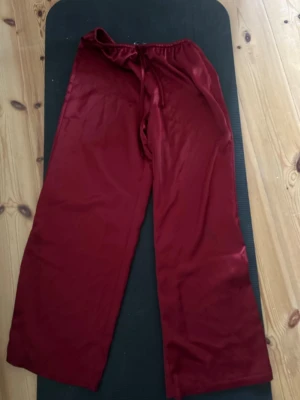 Vinröda satin byxor från Gina Tricot - Vinröda satin byxor från Gina. Nästan aldrig använda, jättebra skick. 