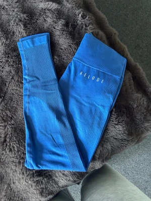Blå leggings från Relode - Snygga blå seamless leggings från Relode med hög midja och ribbade detaljer längs sidorna och midjan.