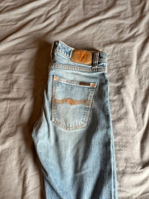 Nudie Jeans Lean Dean – W31 L30 – Oanvända / Nyskick! - Säljer ett par Nudie Jeans i den otroligt populära modellen "Lean Dean", i en klassisk ljus/vintage tvätt (Org Deptford Vintage Green).   Byxorna är helt oanvända! De låg bortglömda i garderoben (gammal julklapp), och nu när jag äntligen tog fram dem passade de inte. Papperslapparna är avklippta, men byxorna har aldrig burits eller tvättats. Säljer billigt på grund av detta. 