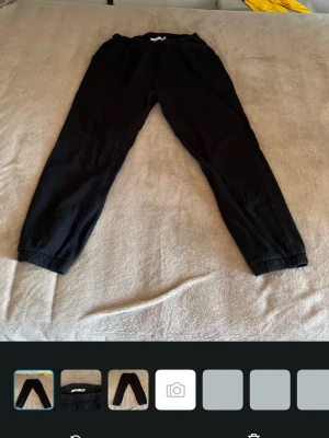 Black Jogger Pants XS - Ett par mjukisbyxor i storlek XS. Byxorna är elastiska i midjan och nere vid ankeln. Sköna och stilrena 
