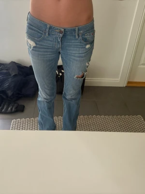 Hollister jeans - Säljer ett par snygga Lågmidjade hollister jeans som tyvärr inte passade när jag köpte som är i storlek W27 L29. Dem som sålde till mig har sytt eget bootcut på jeansen. Mitt pris 400kr men kan tänka gå ner vid intresse☺️