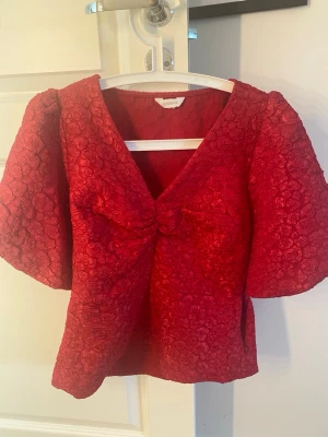 Röd blus med puffärm från Dobber -  Använd en gång superbra skick, Inga defekter pris kan diskuteras. Kan användas under nu under jul eller kräftskiva som ex❤️❤️köpt för 600kr