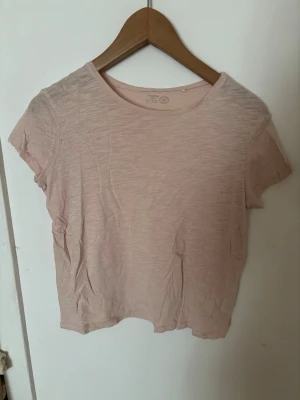 Ljusrosa basic t-shirt i bomull - En enkel och stilren ljusrosa t-shirt med rund hals och korta ärmar🩷