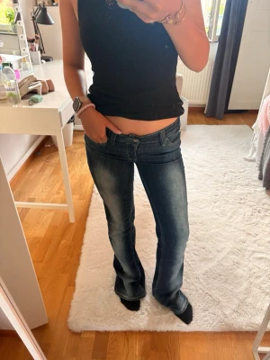 Cheap monday jeans - Säljer ett par mörkblå cheap monday jeans i stoleken 27/32 som jag skulle säga är S. De är i bra skick förutom lite slitna längst ner! Bara att höra av sig vid frågor eller funderingar!/Mvh Amanda!💕