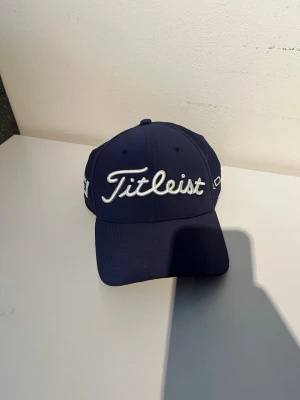 Titleist keps - Säljer en blå Titleist keps. Den är använd ett fåtal gånger. Kepsens storlek går att ändra baktill.