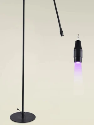 Svart golvlampa med LED-ljus för Fransförlängning  - Modern golvlampa i svart metall med justerbar arm och rund fot. Lampan har ett LED-ljus som ger ett lila sken. Levereras med strömadapter och sladd. Perfekt för att skapa cool belysning i rummet.