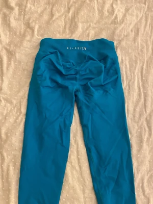 Relode scrunch tränings byxor  - Snygga blå relode leggings med scrunch-detalj bak som framhäver formen. Hög midja och stretchigt material som sitter skönt på kroppen. Perfekta för träning eller chill dagar.