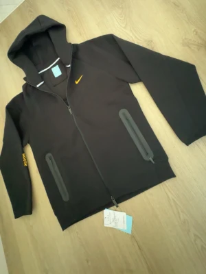  Nike Nocta Zip - En svart Nike nocta Zip up hoodie, helt ny aldrig använt med lappen kvar. Storlek L men passar som M
