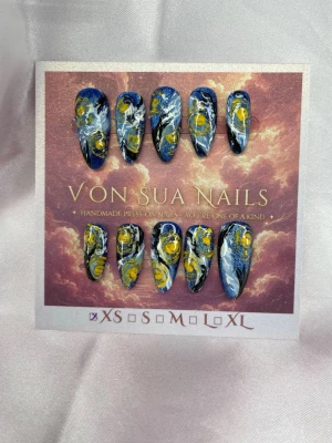 Gogh (XS);Medium Almond - Unika handgjorda press-on naglar i blått med virvlande mönster i gult, vitt och svart. Designen påminner om stjärnhimlen och har en konstnärlig touch av Van Gogh. Naglarna är i en medium lång almondform och passar dig som vill sticka ut med en kreativ look.XS: 14 mm, 11 mm, 11,5 mm, 10 mm, 8 mm