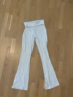 Yoga pants - Säljer ett par beiga yoga pants. Man väljer själv hur Lågmidjade byxorna ska vara genom att vika ner tygresten. Säljer pga rensning💕
