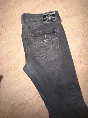  Gråa  jeans True Religion - Säljer dessa gråa true religon jeans i storlek w28. Pris går att diskutera💞.