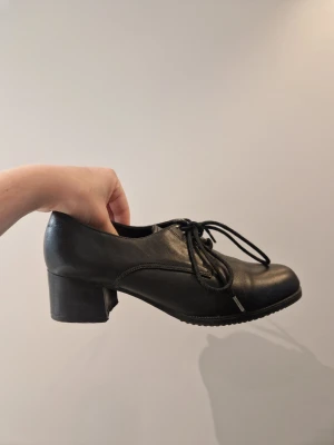 Låga snörskor/oxfordskor från Studio Line - Äldre snörskor från Studio Line i äkta läder. Använda men i fint skick se bilder. Säljer då de ej kommer till användning.