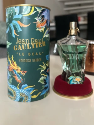 Jean Paul Gaultier Le Beau Paradise Garden - Säljer min jpg le beau paradise garden eftersom jag inte gillade den så mycket när jag fick den, Bara använd 4 gånger och har nästan full flaska. Skicka meddelande vid intresse