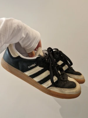 Adidas Samba Sneakers - Inte slitna men smutsiga. Har inte testat att göra rent de själv då det är mocka. Köpt på Zalando för 1 år sen.
