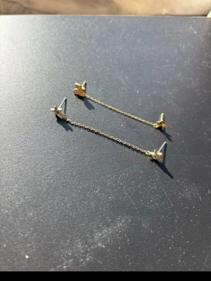Guldiga kedjeörhängen - Super snygga örhängen från glitter som aldrig är använda, de har bara legat här och skräpat. Nypris ca 300kr styck. Säljer flera fina guld smycken och billiga kläder, köp gärna bundle för bundle-rabatter!💞💞💞