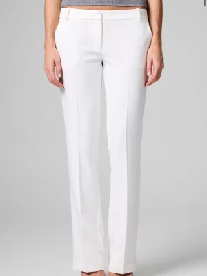 Vita kostymbyxor Vera Tall  - Snygga vita kostymbyxor med rak passform och pressveck. Perfekta för en clean och stilren look. Aldrig använda, väldigt fina! Nypris 499kr 
