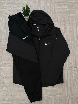 Svart Nike miller träningsset  - Snyggt svart Nike Miller träningsset med matchande jacka och byxor. Helt nya