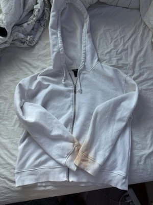 Vit zip hoodie med huva - Vit hoodie I storlek S från Lindex, har stora fläckar av smink på armarna, men jag tror att det borde gå bort med lite vanish. Pris går självklart att diskuteras