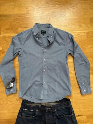 A.P.C skjorta  - Säljer denna fräna skjorta som jag behöver ingen användning av längre. Allt är fortfarande väldigt bra med den, dvs inga slitningar eller något som är felaktigt  Passar som en S   Hör av dig vid frågor!🙏🏼