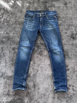 Blå  jeans från Replay - Snygga navy blue jeans från Replay. W29 L31. inga hål och 9/10 skick. nytt pris: 1000kr. Mitt pris: 500kr