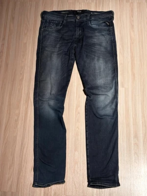 Mörkblå replay hyperflex jeans - Tja! Säljer dessa feta replay hyperflex jeans i modellen anbass. Storlek 34/34                     Färg:🔵 (Cm) Längd: 108 Midja: 44 Lårbredd 10 cm från skrevet: 22,5 Innersöm: 83 Priset är ej hugget i sten!