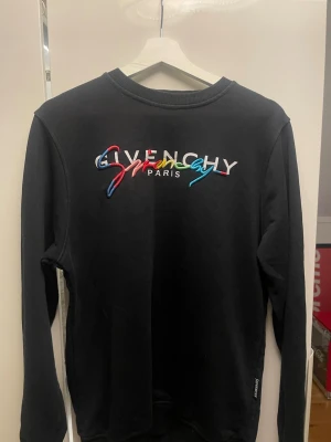 Svart sweetshirt nyskick  - Säljer en svart hoodie med motiv pp