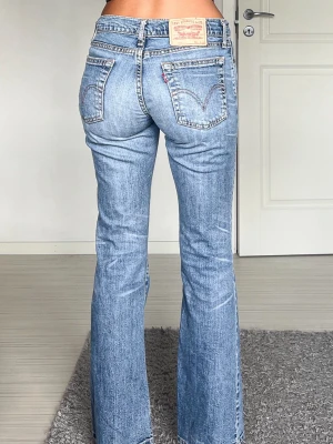 Levis - Midjemått: 35cm rakt över, innerbenslängd: 77cm 💗
