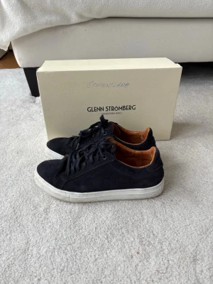 Mörkblåa mocka sneakers - Snygga marinblå mocka sneakers perfekt nu till hösten. Köptes nya på NK i Stockholm för 2200kr. Använda endast ett par gånger så ser iprincip helt nya ut. 