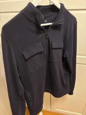 Mörkblå ziptröja Massimo Dutti - En schysst ziptröja ifrån Massimo dutti i storlek M o in mörkblå färg.Priset är förhandlingsbart så bara att buda på