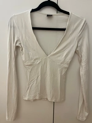 Vit tröja - En vit tröja från Gina Tricot, använd någon enstaka gång men har inga skador eller fläckar. Längst ned på ärmen finns även ett hål där tummen går igenom💕