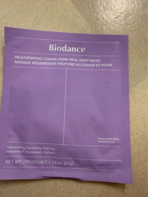Biodance Caviar-PDRN Deep Mask - En lila ansiktsmask från Biodance, Rejuvenating Caviar-PDRN Real Deep Mask. Masken är en hydrogel sheet mask som innehåller kaviarextrakt och PDRN för att återfukta och revitalisera huden. Perfekt för dig som vill boosta hudens lyster och mjukhet.