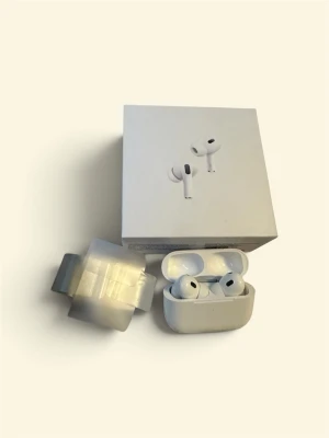 Airpods pro 2 - Säljer ett par vita AirPods Pro 2nd generation USB-C. Helt nya, aldrig använt bara öppnat lådan för ta bilder. Pris kan diskuteras, skriv om du har några funderingar.
