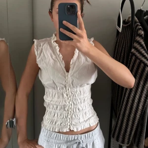Vit rynkad blus zara - Söt vit blus med rynkade detaljer och volangkrage. 
