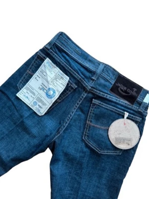 Mörkblå jeans från Jacob Cohen - Helt nya  - Snygga mörkblå jeans från Jacob Cohen med klassisk femficksmodell och kontrastsömmar. Jeansen har patch bak i midjan och detaljerade etiketter. Tillverkade i mjukt denimtyg som ger en skön passform och stilren look.