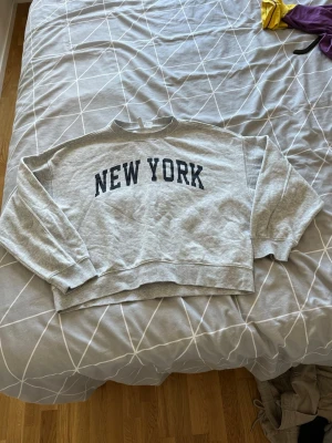 Tröja  - Denna tröjan är som ny, har använt den 1-2 gånger max. Känner att jag inte kommer använda denna tyvärr så det passar bättre att den kommer till användning hos någon annan som är intresserad av den. Det finns inga fläckar eller liknande på den. Storlek S på den.  POV: om personen som köper inte bor i närheten av mig kan jag göra ett undantag att skicka den annars ska den hämtas på plats! 