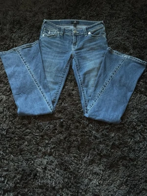 Blå low rise flare jeans Joey - Säljer ett par blå low rise flare jeans från Joey. Köpte på plick. Använd 1 gång  typ nya. Jag säljer dom eftersom, jeansen var lite för stora på mig.