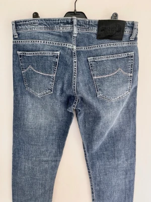 Jacob Cohën Jeans - Riktigt feta Jacobcohen jeans! Toppskick, inga defekter. Storlek 30, midja=41, Längd=98 (uppsydda). Modellen är 688 och sitter slim/regular. Kontakta mig för fler frågor och funderingar!